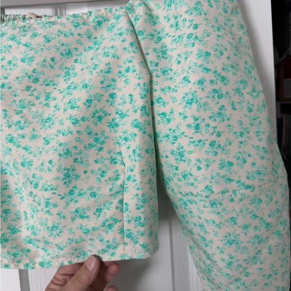 Levi’s Floral Square-Neck Puff Sleeve Crop Top - Picture 3 of 9